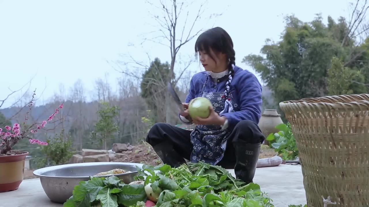 White dishes. Cabbage and radishes soaked in snow can be eaten until the second spring