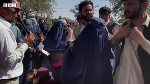 Afghanistan Desperation as thousands flee the Taliban BBC News