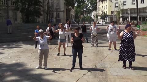 Les Masques Blancs Lyon dansent sur HK et Jerusalema 24 juillet place guichard.mp4