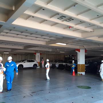 20210407 làm hàng qua center ramp trên tàu ô-tô