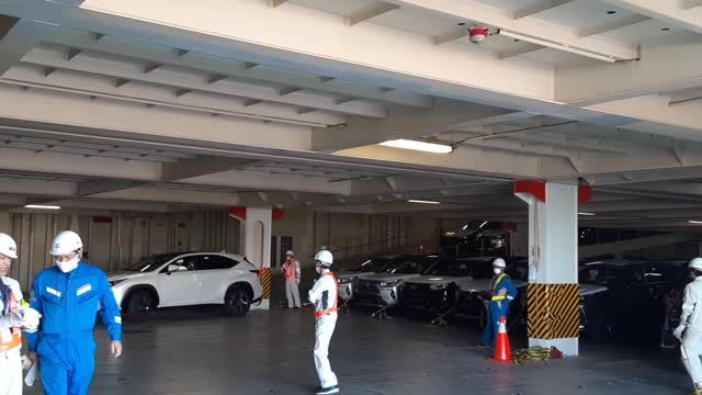 20210407 làm hàng qua center ramp trên tàu ô-tô