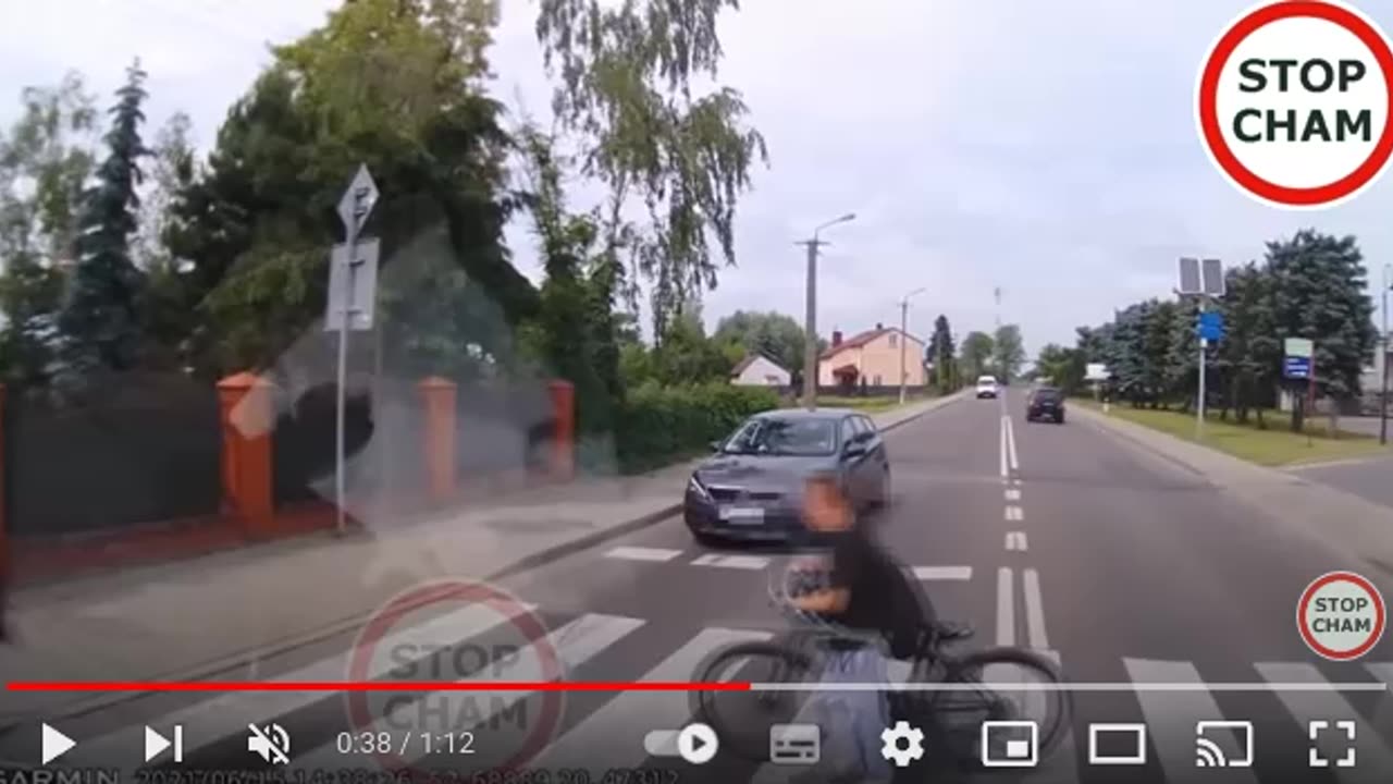 Kiedy pieszy nie ma pierwszeństwa wg "moto doradców" głoszących "moto prawdy". Co znaczy "wchodzący"