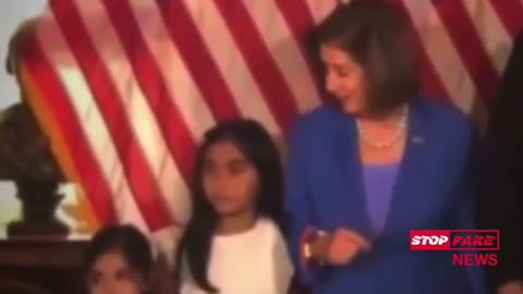 Nancy Pelosi tregohet Raciste duke shtyrë Fëmijën hispanik në transmetim live ...