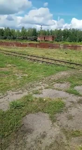 Vlak s ruskými samohybnými děly 2S7 Pivoňka míří na frontu