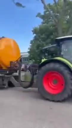 The Dutch farmers are preparing their own water cannons for the police