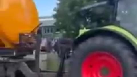 The Dutch farmers are preparing their own water cannons for the police