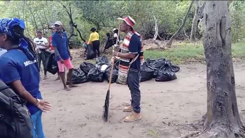 Nativos realizan jornada de aseo en Playa Blanca sin cerrar el balneario