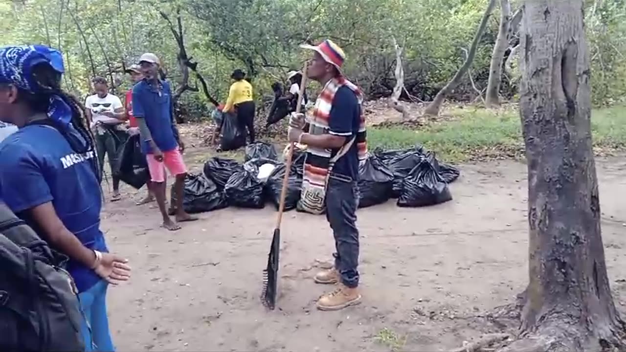 Nativos realizan jornada de aseo en Playa Blanca sin cerrar el balneario