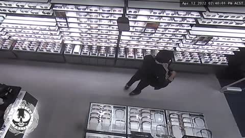 Man Steals 10,000 dollars in 5 Seconds