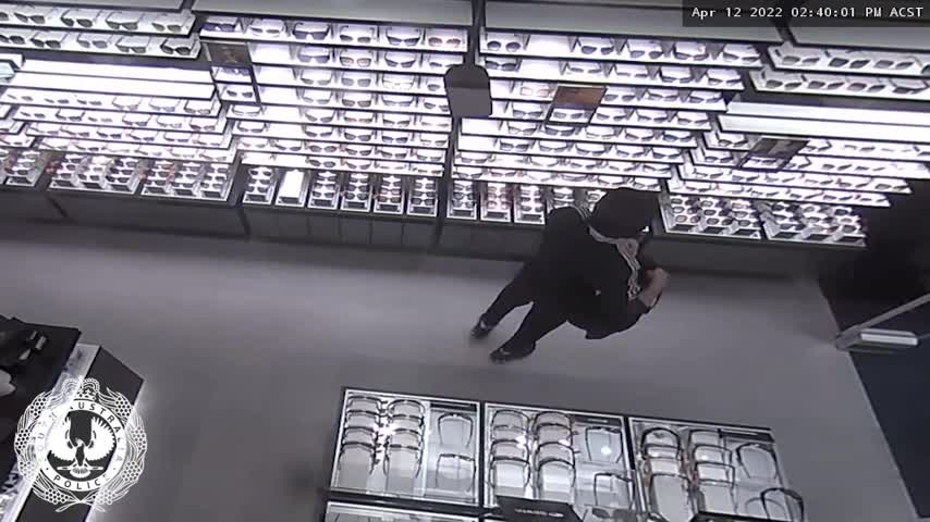 Man Steals 10,000 dollars in 5 Seconds