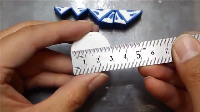 Complete and easy to learn to make small bowls with soft clay.