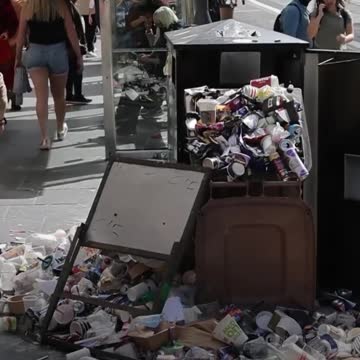 Scozia:la spazzatura si accumula mentre i netturbini continuano a scioperare.I lavoratori della raccolta dei rifiuti in tutta la Scozia stanno protestando contro i loro bassi salari e al rifiuto di un'offerta di aumento salariale dalle autorità