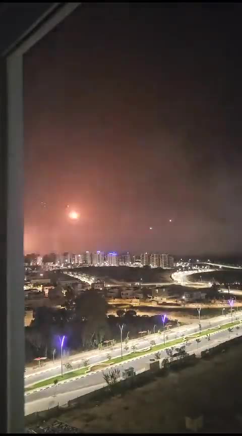 MOMENTS AGO - Ashkelon Israel tonight, Iron Dome vs Hamas rockets