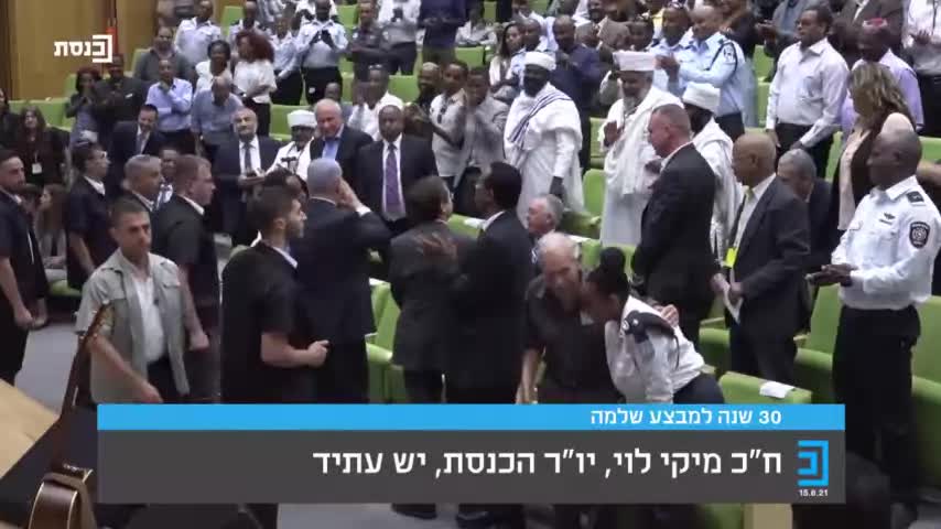 יור הכנסת החדש מיקי לוי נואם - ואז נכנס ראש הממשלה