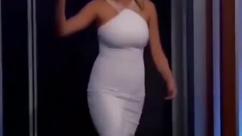 KATE UPTON IS AN EARTHQUAKE | Shaking Everything