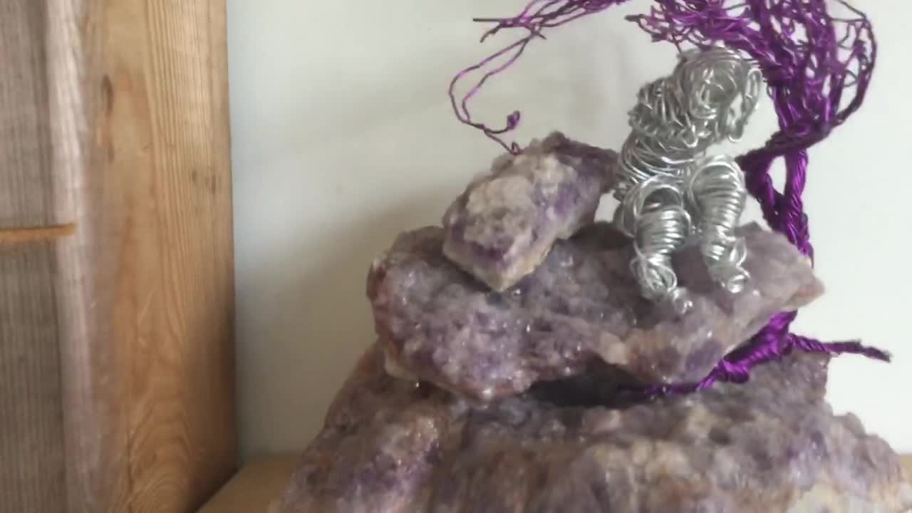 Wire and amethyst art by Maria Piehl (Tires)