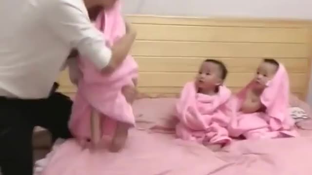 Dad cares 🤣 her children in funny way movement