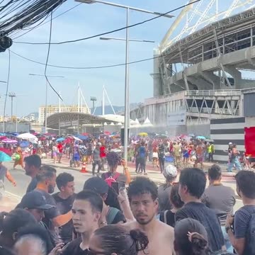 Bombeiros usam jato de água para refrescar o público antes do 2° dia de show de Taylor Swift