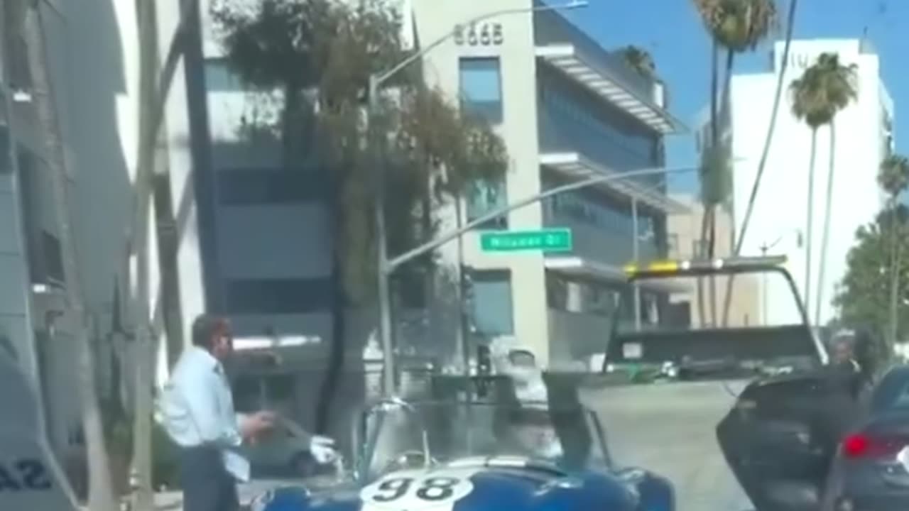 Wealthy Man Robbed in LA by Gang While Exotic Car Was Being Towed