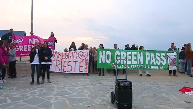 2021-10-30/12 - Corteo No Green Pass a Viareggio. Interventi di Fabiana e Paola Massoni