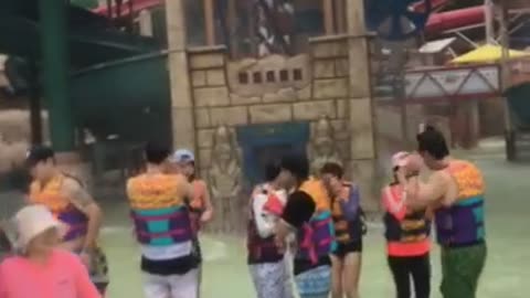 Korea's swimming pool water park Water bomb from the sky