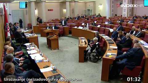 Maras Plenkoviću pokazao papirnati F-16