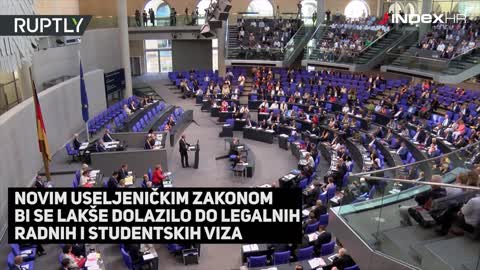 Merkel najavila novi zakon o migrantima, desničari traže njezinu ostavku