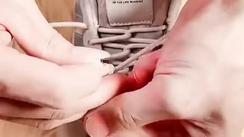 How to tie shoelaces