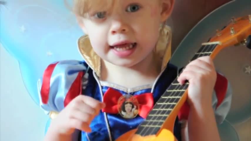 Suki-Rose age 2, Sweet Child of Mine ( Ukulele cover by zzzepiaaa)