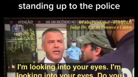 פורטוגל השופט רואי פונסקה א-קסטרו גוער בקציני המשטרה לבל יעיזו להרים יד על אזרחים שלא עוטים מסכה