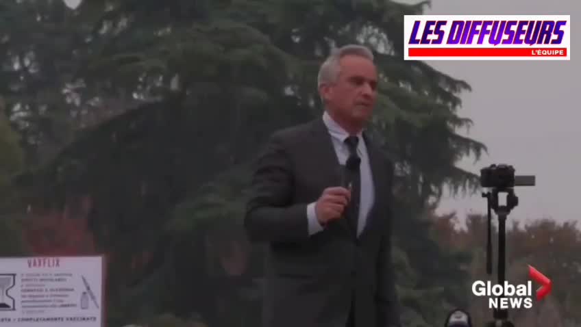 Robert F. Kennedy Jr. prend la parole lors de la manifestation