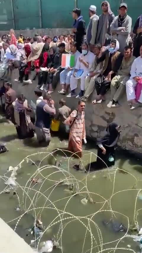 La multitud en el aeropuerto de Kabul