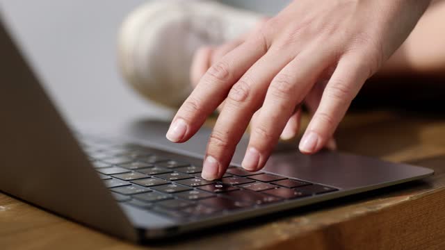 الكتابة على لوحة مفاتيح الكمبيوتر Typing on a computer keyboard