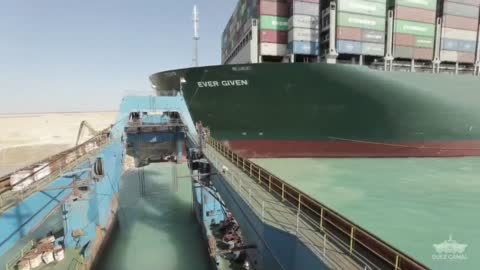 Reflotan parcialmente el buque varado seis días en canal de Suez, dice firma