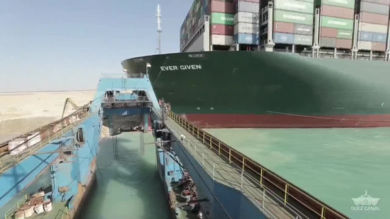 Reflotan parcialmente el buque varado seis días en canal de Suez, dice firma