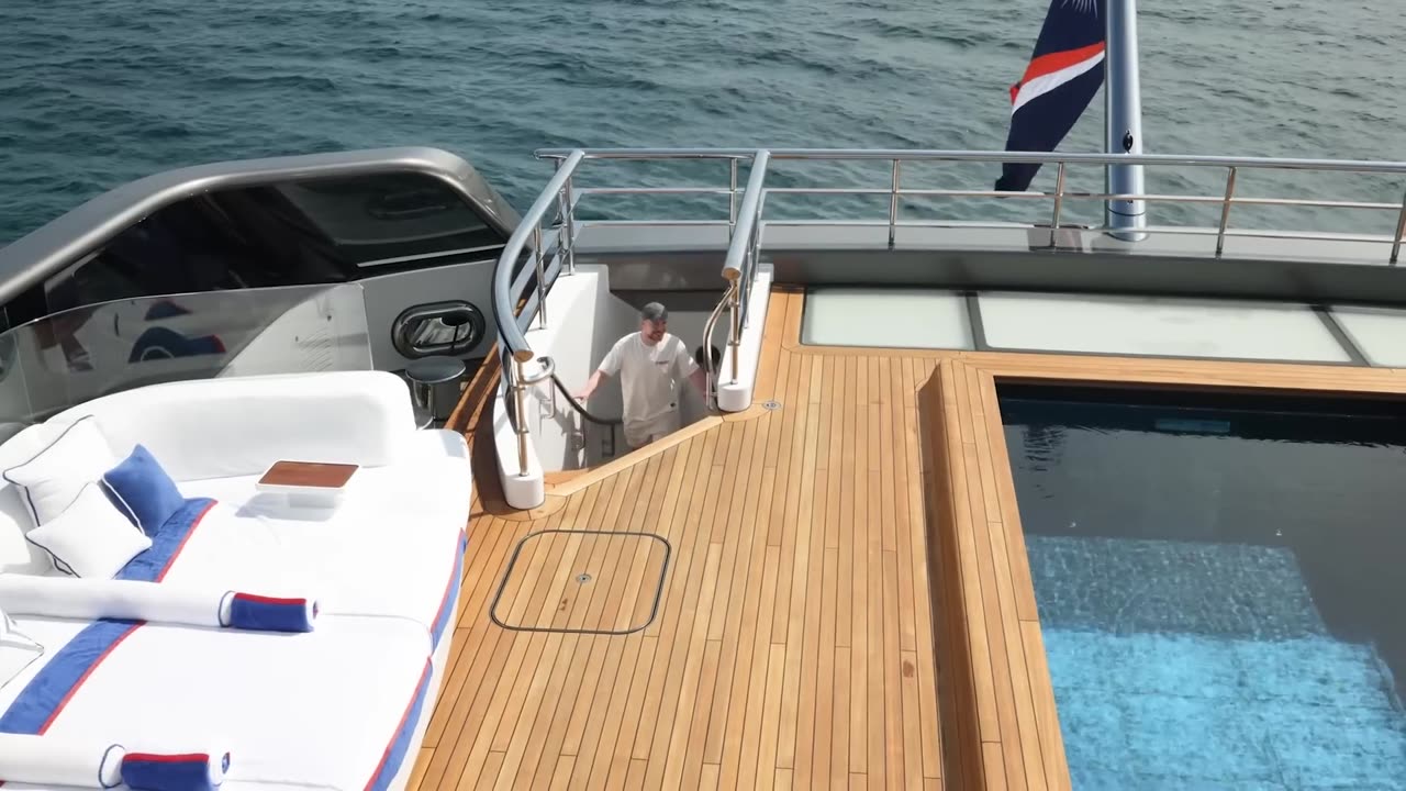 $1 vs $1,000,000,000 Yacht!