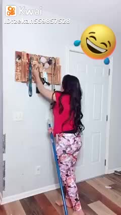 mulher desfilando roupa de ouro