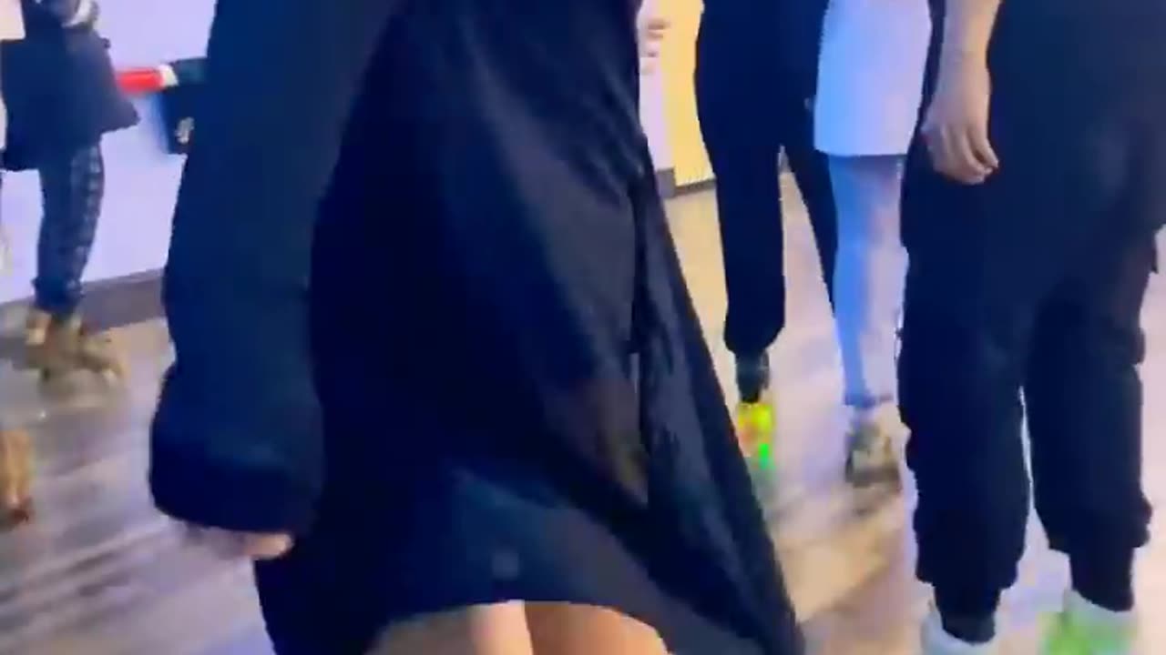 cute girl skating dance with meri jaan song