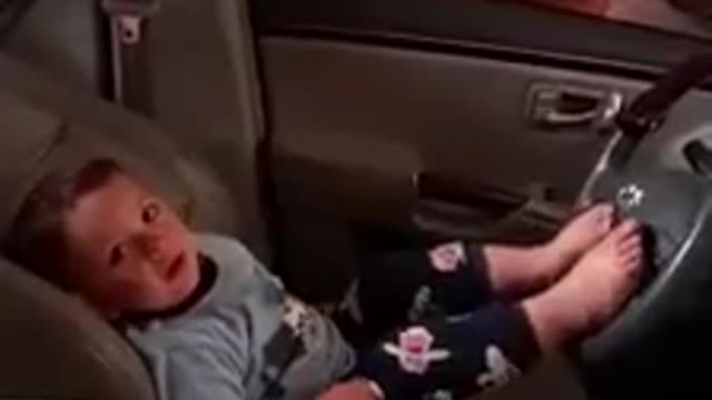 A child locks on himself, broke the car and doesn't stop on the car's voice is disturbed.