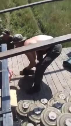 Ukrajinští nacisté zaminovávají pole. Žádné mapy a kombajny budou vybuchovat