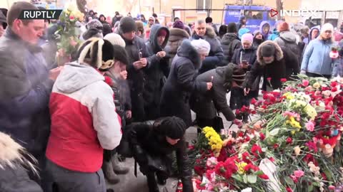 Građani polažu cvijeće za žrtve srušene stambene zgrade u Magnitogorsku