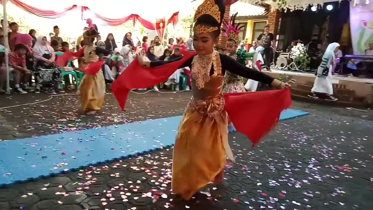 Indonesian Traditional Dance (JAIPONG) Wast Java by kids in Elementary School.