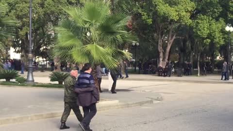 В Сухуми протестующие начинают собираться, парк у драмтеатра постепенно заполняется людьми