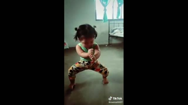 Adorable kid Twerk moment