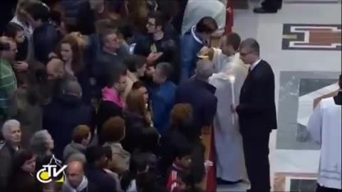 3456-001 LA DISTRIBUTION DE LA COMMUNION À ROME, AUJOURD’HUI…