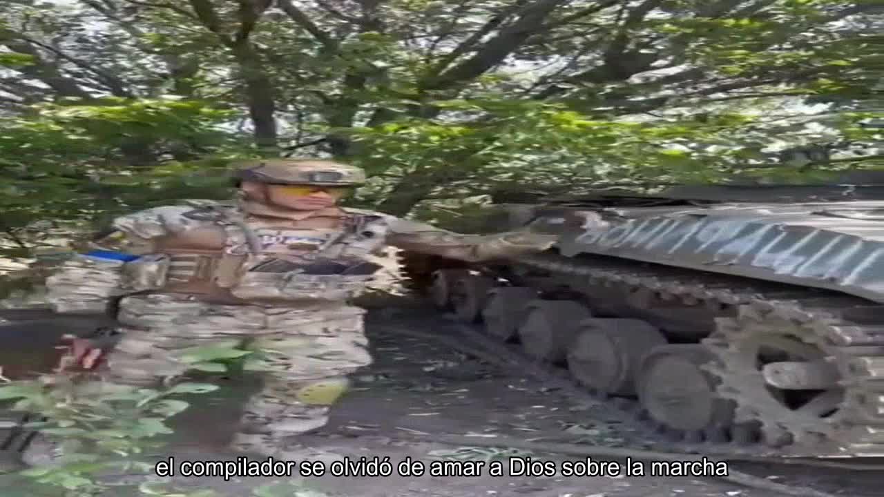 "Ella está en movimiento, llena de BC, la protejo, seguirá sirviendo a nuestro ejército", soldados