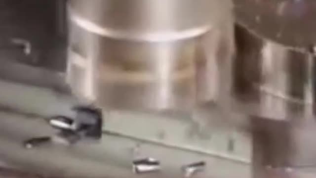 This sound is very noisy, but it's the most familiar music for people who make molds!