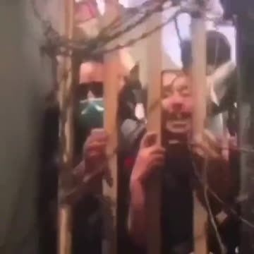 🇦🇫🇺🇲 Mujeres afganas piden ayuda al ejército estadounidense en el aeropuerto de Kabul