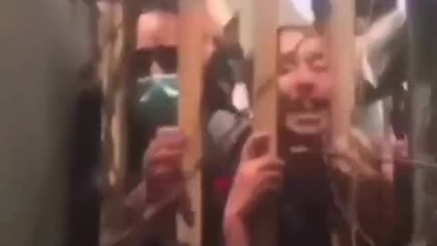 🇦🇫🇺🇲 Mujeres afganas piden ayuda al ejército estadounidense en el aeropuerto de Kabul