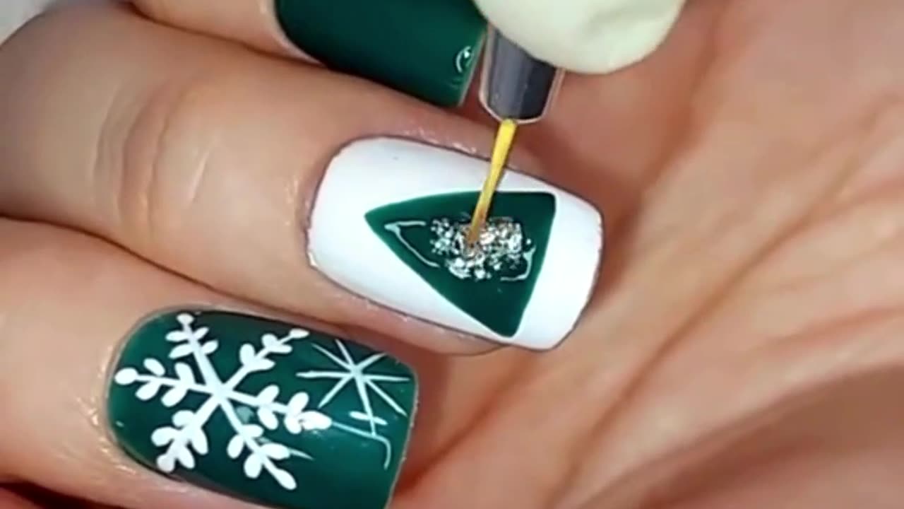 🎅 Festive Fingertips: Easy Christmas Nail Design Tutorial! 🎄